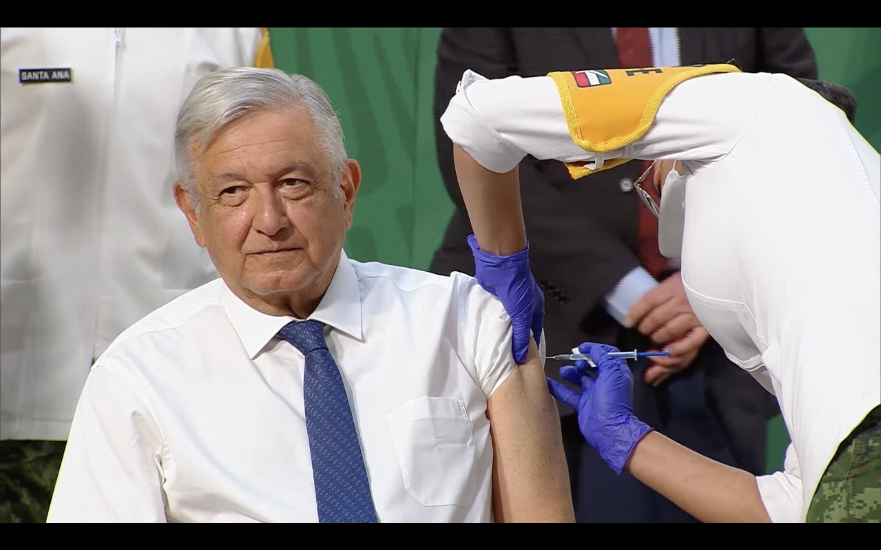 Por: Cortesía AMLO recibe, por fin, vacuna COVID de AstraZeneca (VIDEO)