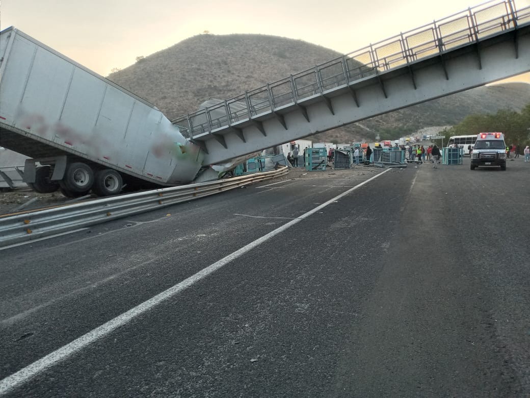 Por: Cortesía Puente peatonal colapsa y aplasta tráiler en carretera Querétaro-San Luís Potosí