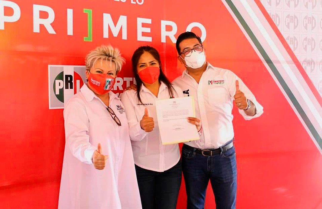 Por: Cortesía PRI otorga a Carolina Martínez de Jesús constancia de registro por el partido para contender a la presidencia municipal de Acajete