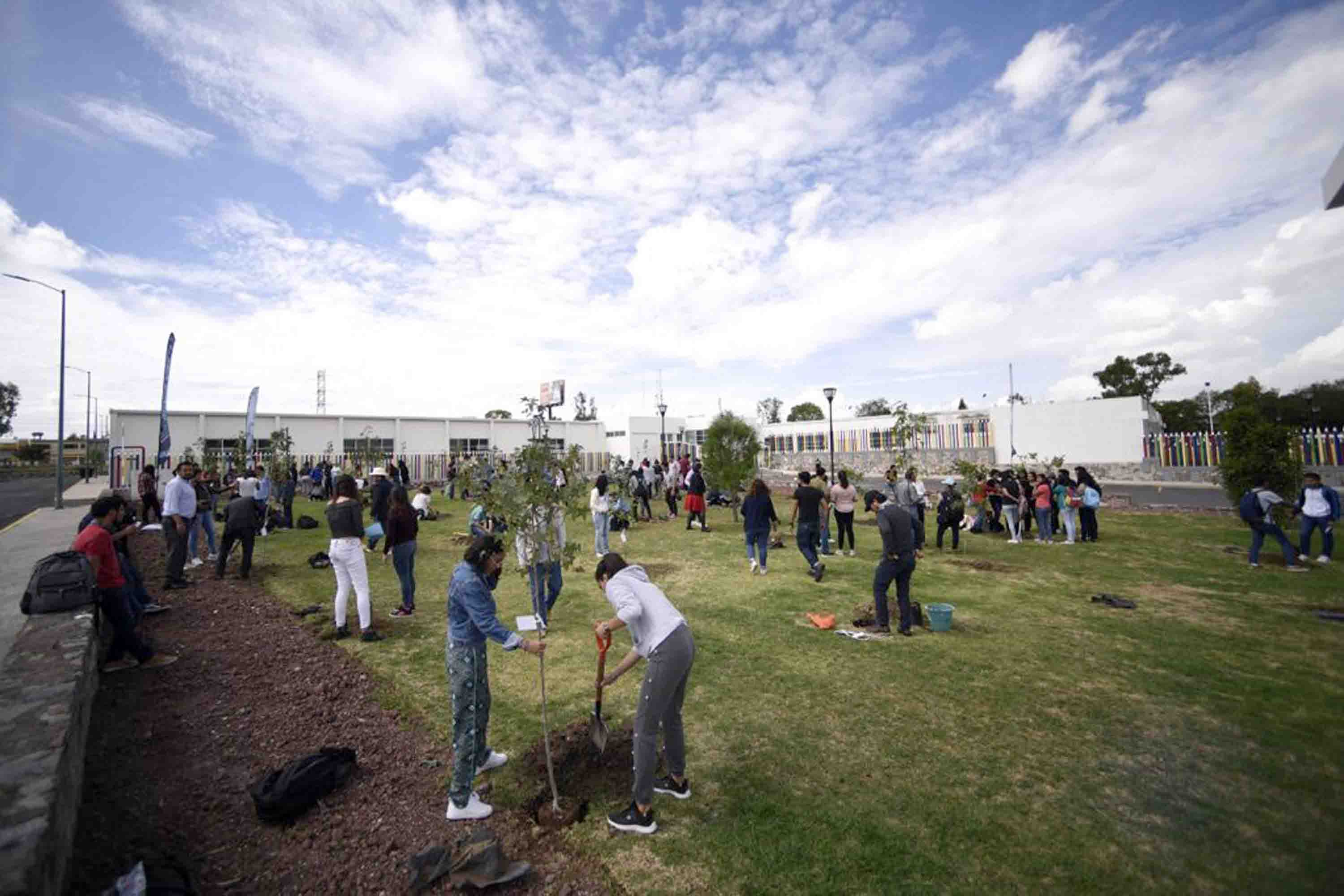 Invita BUAP a adoptar y cuidar de un árbol 