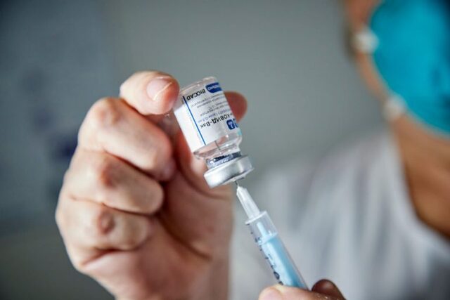 Por: Cortesía Cómo identificar las vacunas falsas de Pfizer y Sputnik V que se comercializan en México