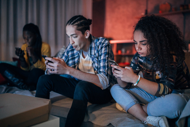 Por: Cortesía El efecto camaleón: ¿Por qué cuando alguien ve su teléfono, los demás hacen lo mismo?