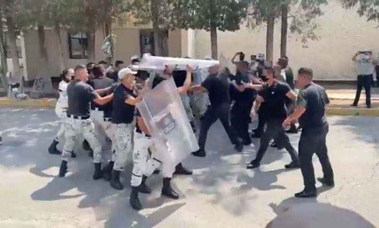 Por: Cortesía Guardia Nacional pierde la compostura y arman pelea en entrenamiento contra manifestantes (Video)