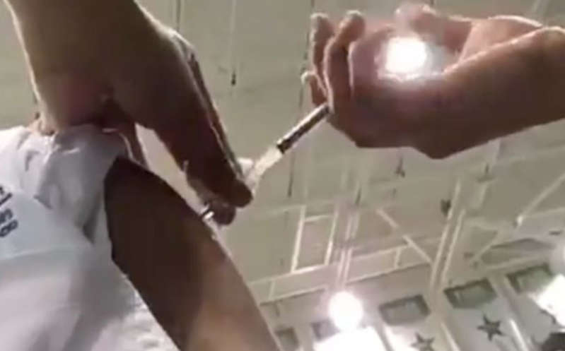 Por: Cortesía Enfermera militar derrama dosis de vacuna anticovid al aplicarla a profesor