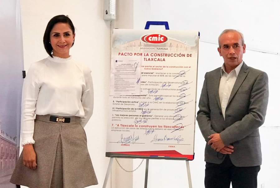 Liliana Becerril firma pacto y plantea compromisos ante la CMIC 