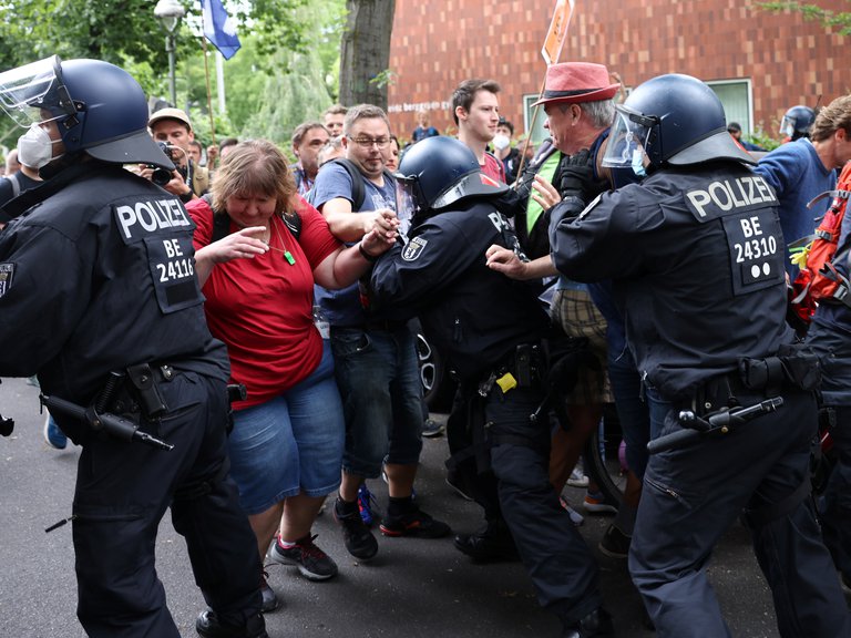 Por: Cortesía Detienen al menos a 500 personas en protestas contra restricciones por covid-19: Alemania