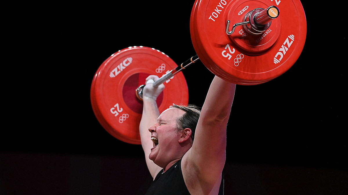 Por: Cortesía Laurel Hubbard, primera atleta transgénero que compite en los Juegos Olímpicos queda eliminada en halterofilia
