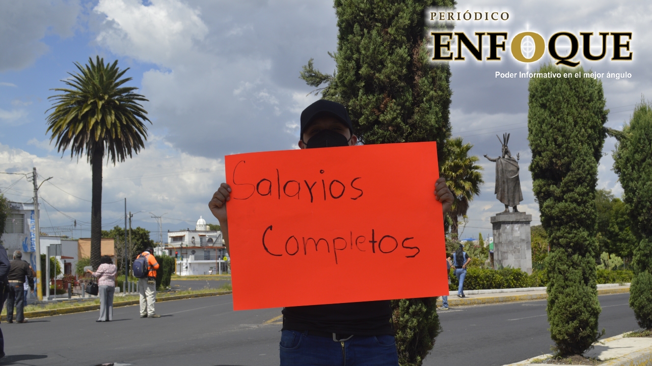 Por: Enfoque Trabajadores de San Pedro Cholula se manifiestan en contra del recorte salarial impuesto por el Ayuntamiento