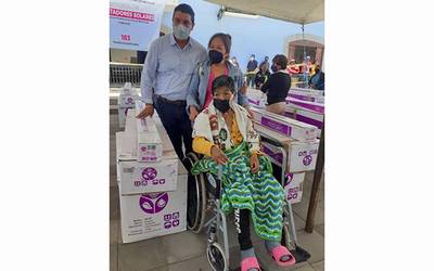 Se entregan calentadores solares a familias de Nativitas