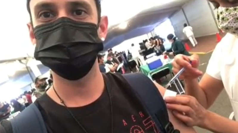 Por: Cortesía Denuncian a enfermera que aplica “media dosis” de vacuna a actor