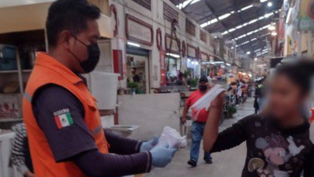 Por: Cortesía En San Pedro Cholula hacen entrega de cubrebocas a ciudadanos que no lo portan