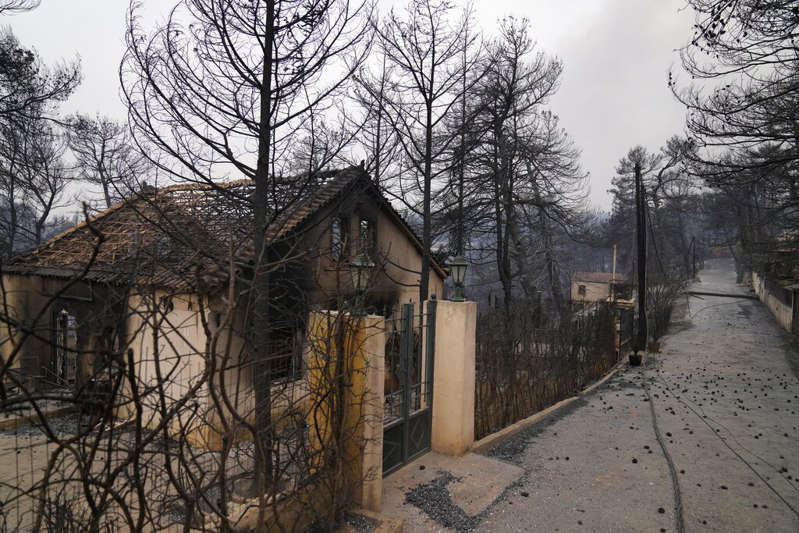 Por: Cortesía Ciudadanos huyen por tierra y mar de los incendios: Grecia y Turquía
