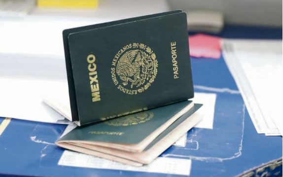 Reducen emisión de pasaportes por virus: Cancillería
