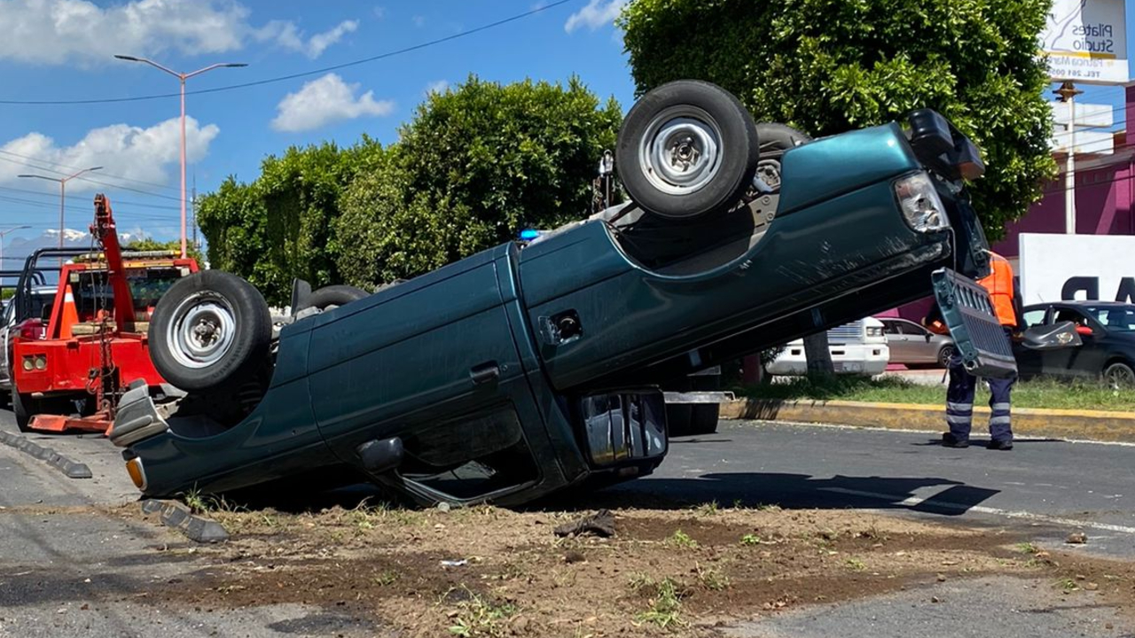 Por: Cortesía Aparatoso accidente deja volteada una camioneta en San Pedro Cholula