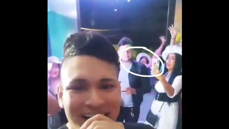 Por: Cortesía Mujer cae desde segundo piso al perder el equilibrio en medio de una fiesta: Viral