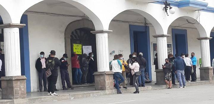 En San Pablo del Monte trabajadores se manifiestan afuera del ayuntamiento.