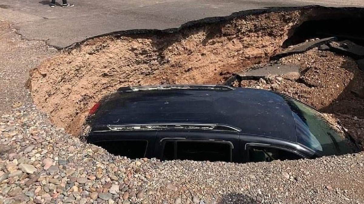 Por: Cortesía Nuevo gran socavón en Sonora se traga camioneta; "pensé que había chocado, pero vi que mi auto se hundía".