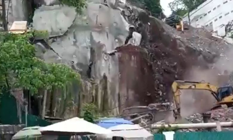 Por: Cortesía Lluvias provocan impresionante deslave en cerro de Puerto Vallarta (Video)