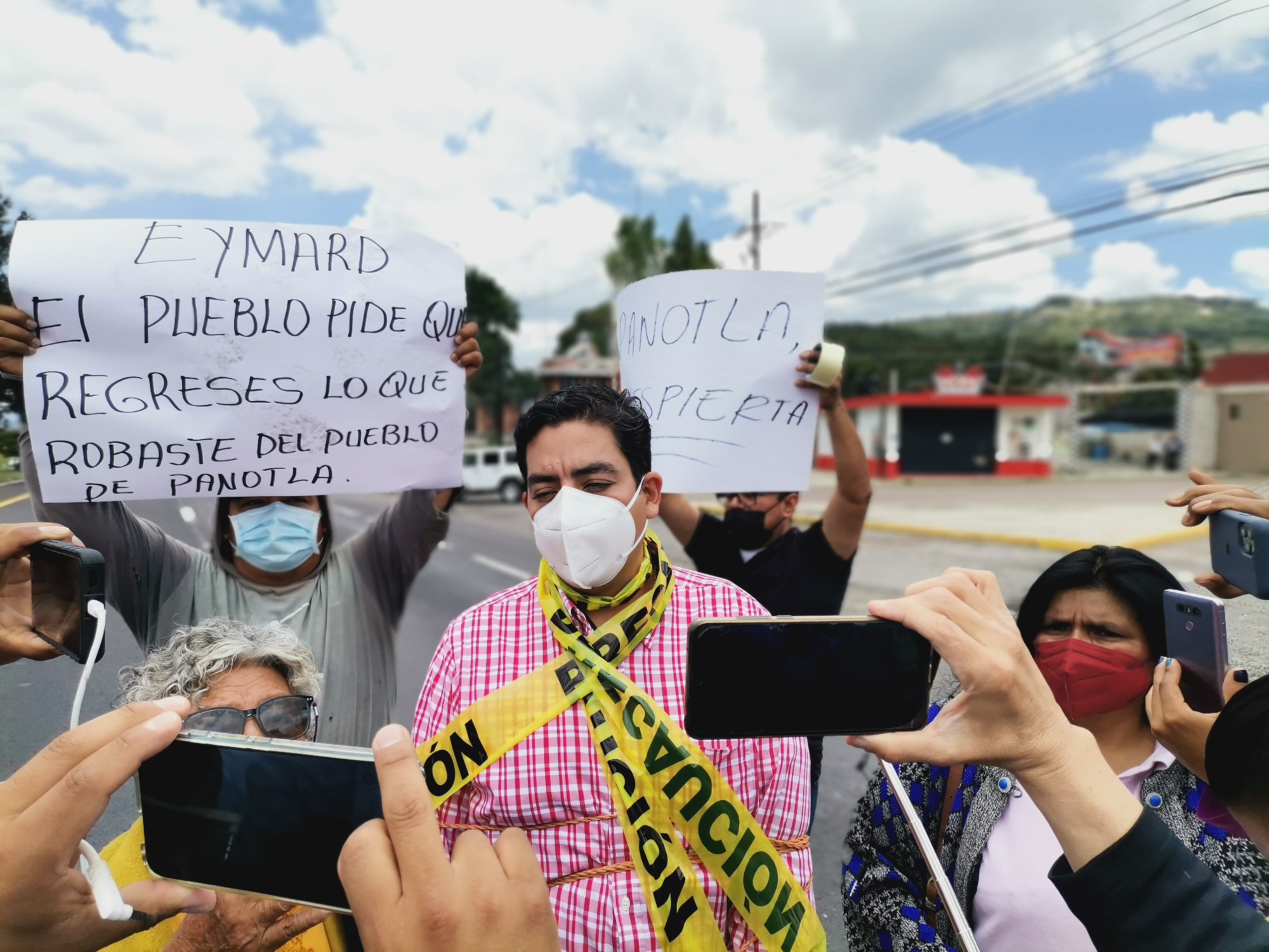 Por: Cortesía Cierran carretera y autopista en Panotla, retienen a secretario de Ayuntamiento