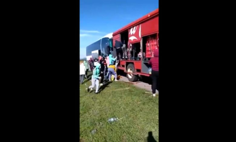 Por: Cortesía Normalistas saquean camión de refrescos en carretera de Puebla (Video)