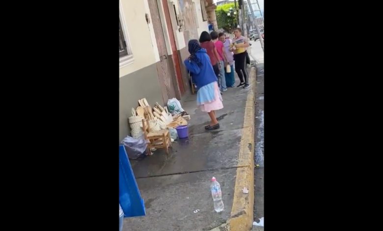 Por: Cortesía Mujer arroja agua sucia desde un balcón a ancianita que vendía artesanías en Michoacán (Video)