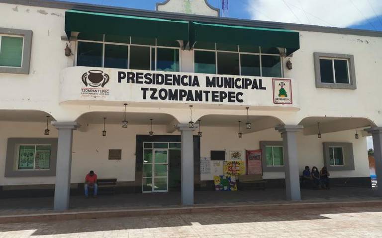 Por: Cortesía Trabajadores del ayuntamiento de Tzompantepec inconformes con sus pagos