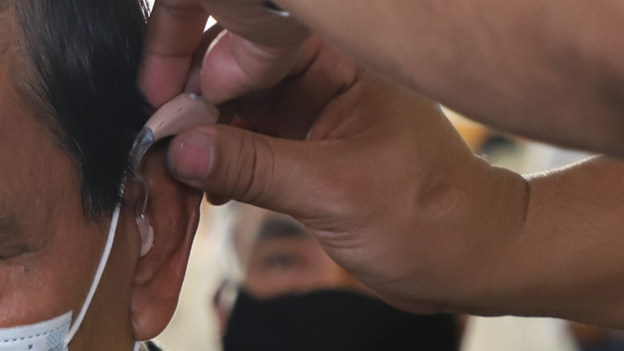 Por: Cortesía En Ocoyucan hacen entrega de Aparatos Auditivos y Oculares