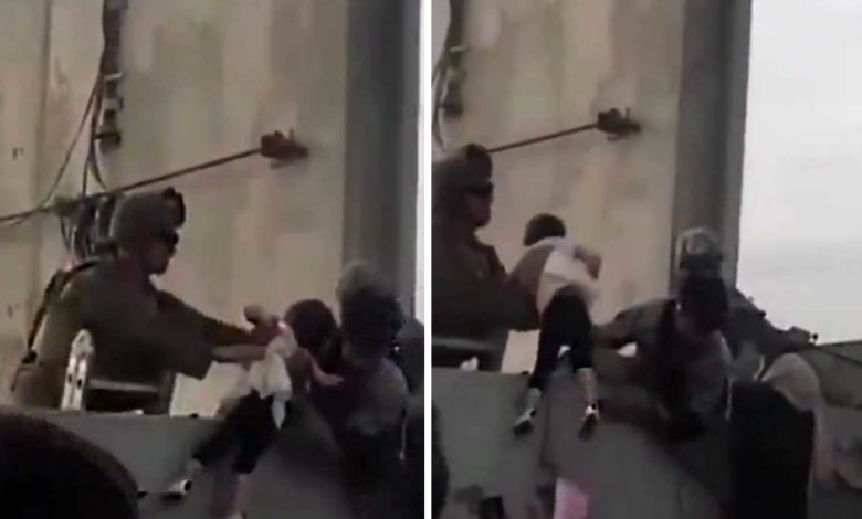 Por: Cortesía Padres afganos "abandonan" a sus hijos con militares de EU para poder sacarlos del país (Video)