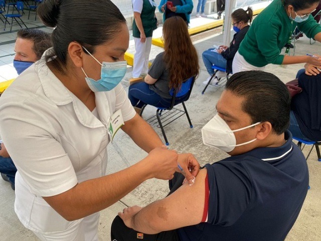 Por: Cortesía Más de mil docentes de Puebla están pendientes de recibir su vacuna contra el Covid-19