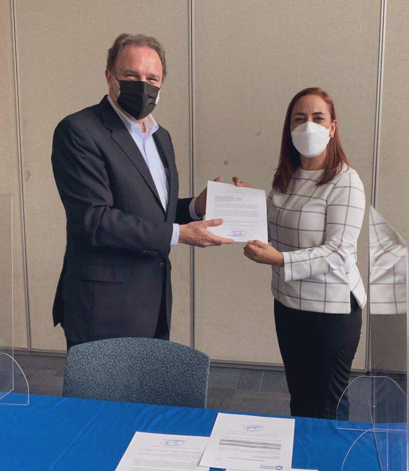 Por: Cortesía Entrega Adriana Dávila oficio para contener por dirigencia del PAN