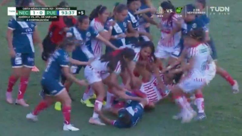 Por: Cortesía Partido de futbol entre Puebla y Necaxa de la Liga MX Femenil termina en pelea campal
