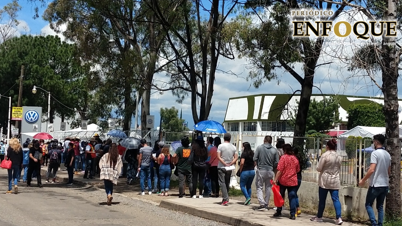 Por: Enfoque Con largas filas dio inicio a la aplicación de la segunda dosis de la Vacuna contra el COVID-19 a “Treintañeros” de la región de Cholula