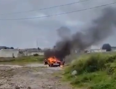 Por: Cortesía Sujetos incendian un taxi después de asaltar al chofer en Amozoc