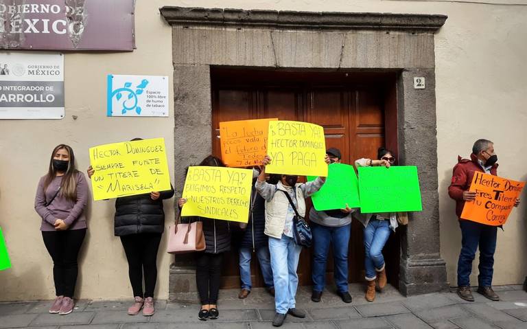 Por: Cortesía Trabajadores del Ayuntamiento de Chiautempan se manifiestan fuera de las instalaciones de la presidencia.