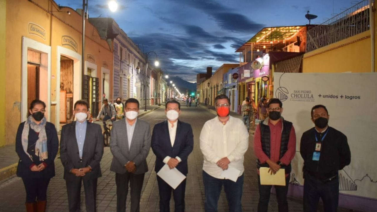 Por: Cortesía Ayuntamiento de San Pedro Cholula instaló nuevas luminarias en las principales zonas comerciales