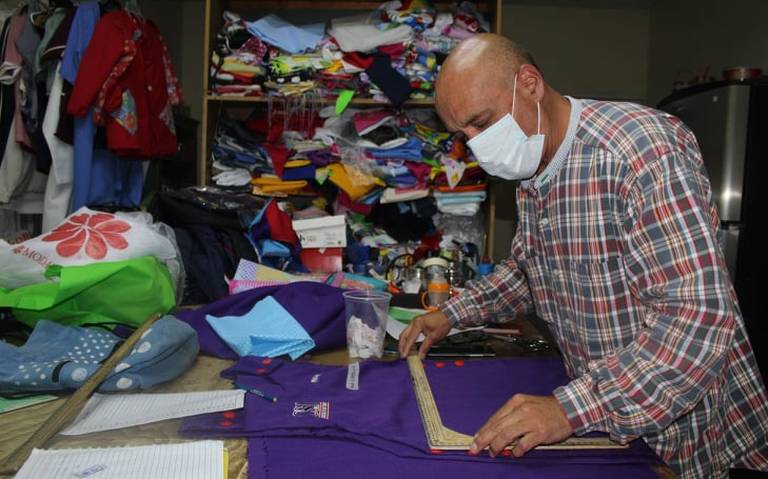 Por: Cortesía En Totolac las sastrerías reactivan su economía.