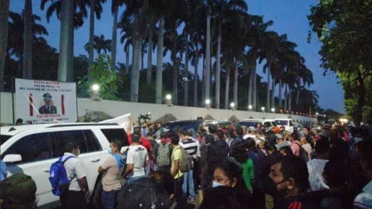 Por: Cortesía Manifestantes en Chiapas Bloquean paso a AMLO para llegar a la mañanera