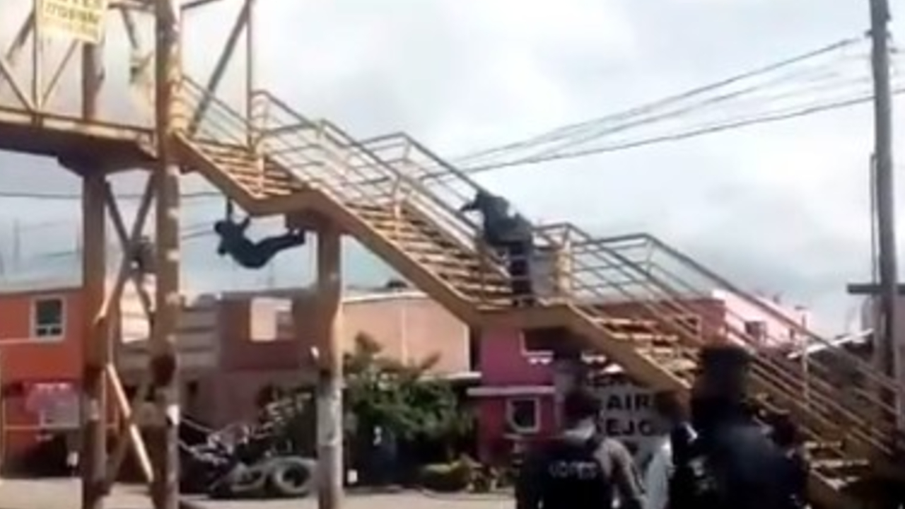 Por: Cortesía Un Hombre intenta suicidarse en un Puente Peatonal de San Pedro Cholula