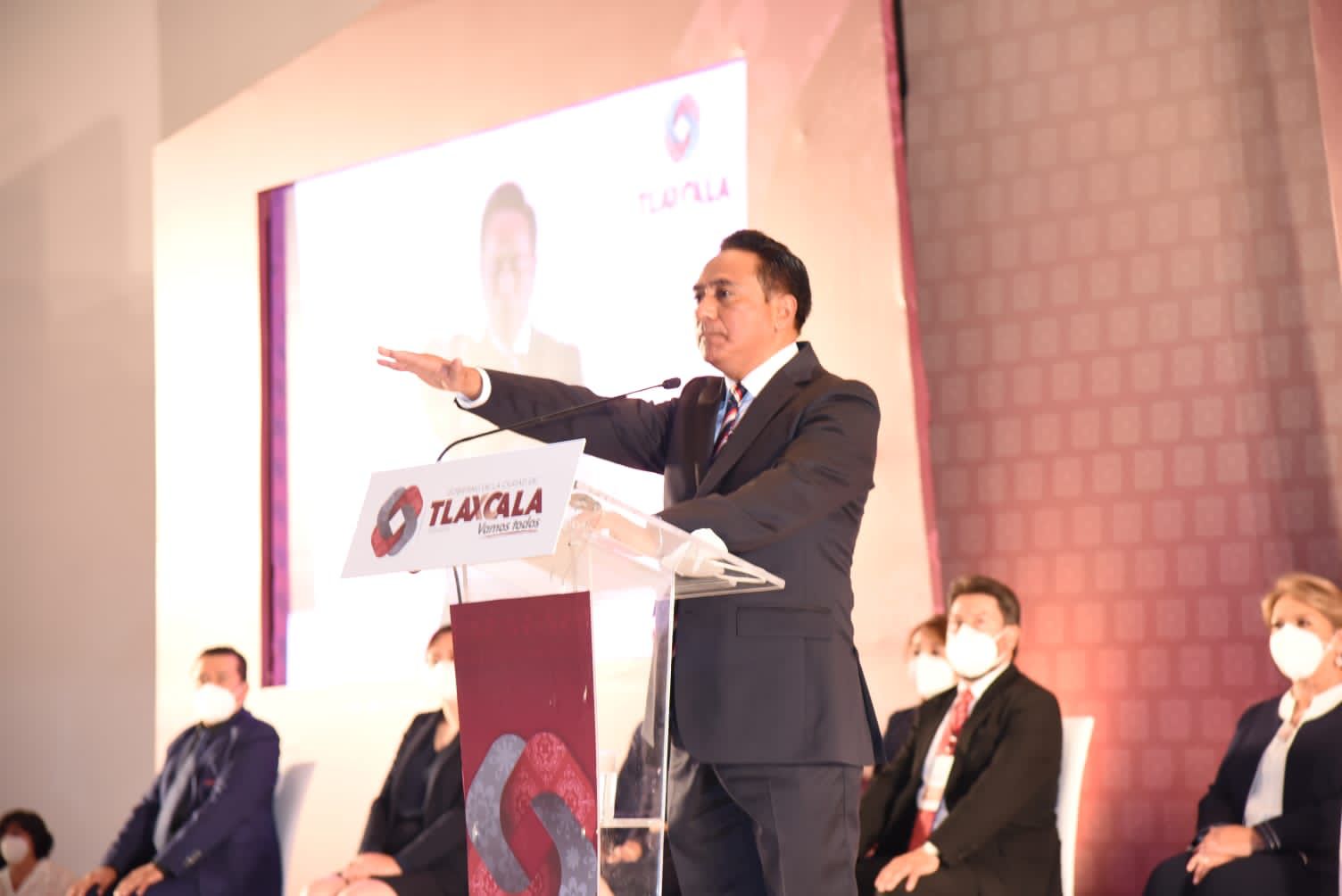 Por: Cortesía Jorge Corichi rinde protesta como alcalde de Tlaxcala.