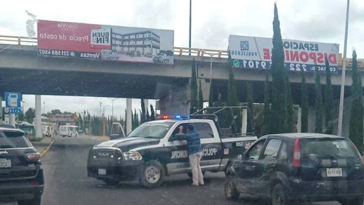 Por: Cortesía Residentes de Tlaxcalancingo cerraron en seña de manifestación la Federal Atlixco