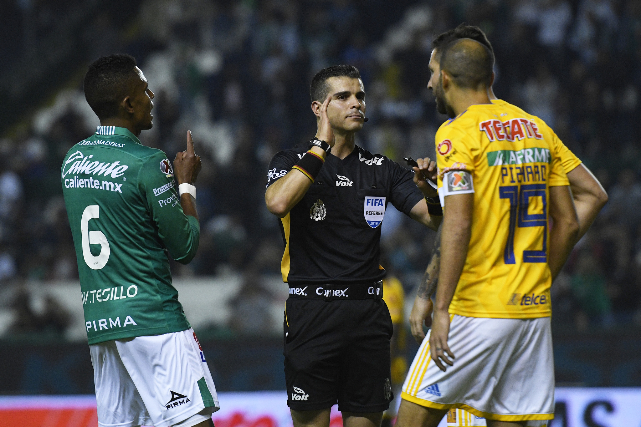 Por: Cortesía Jugador de León explota contra el VAR tras gol de Tigres en fuera de lugar