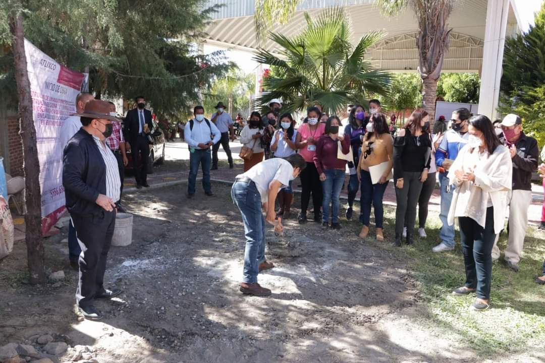 Por: Cortesía Por mejores servicios para la educación con espacios dignos y funcionales, el ayuntamiento de Atlixco inicia construcción de aulas