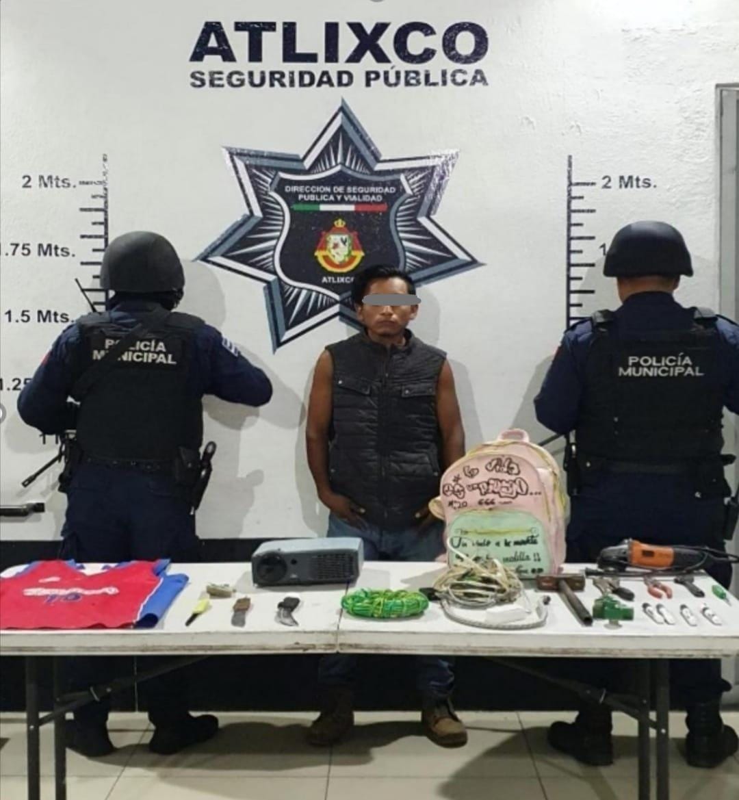 Por: Cortesía Detienen a delincuente por robo a escuela en Atlixco; se salvo de un posible linchamiento por parte de los vecinos