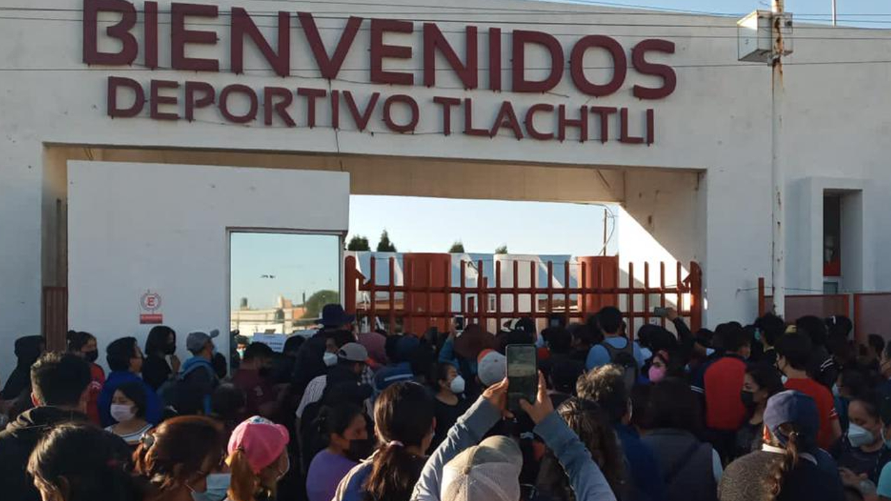 Por: Cortesía La escasez del fármaco y las largas filas han sido las principales particularidades de la jornada de vacunación contra el COVID a menores de edad en el Deportivo Tlachtli