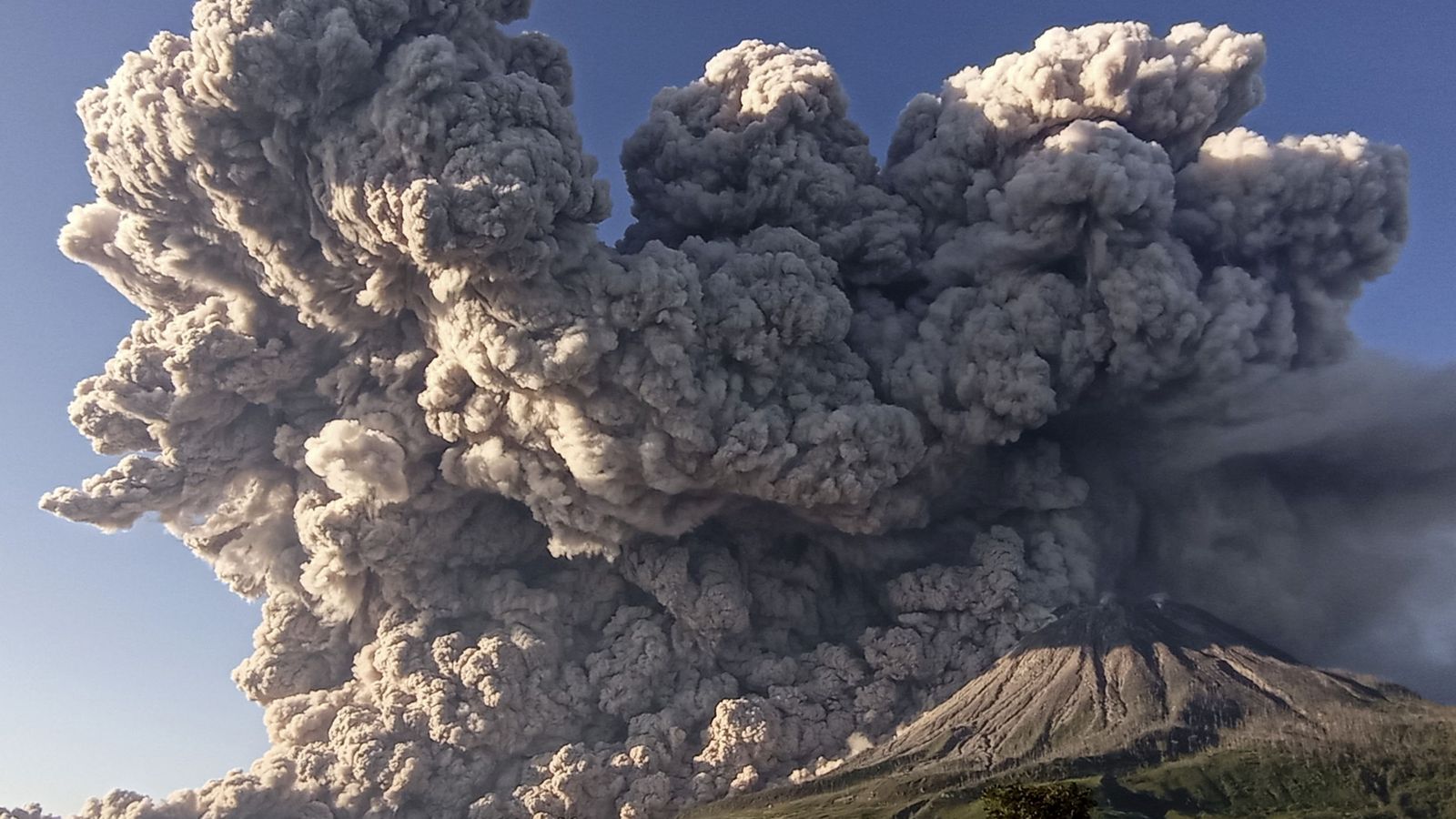 Por: Cortesía 13 víctimas mortales por erupción del volcán Semeru en Indonesia