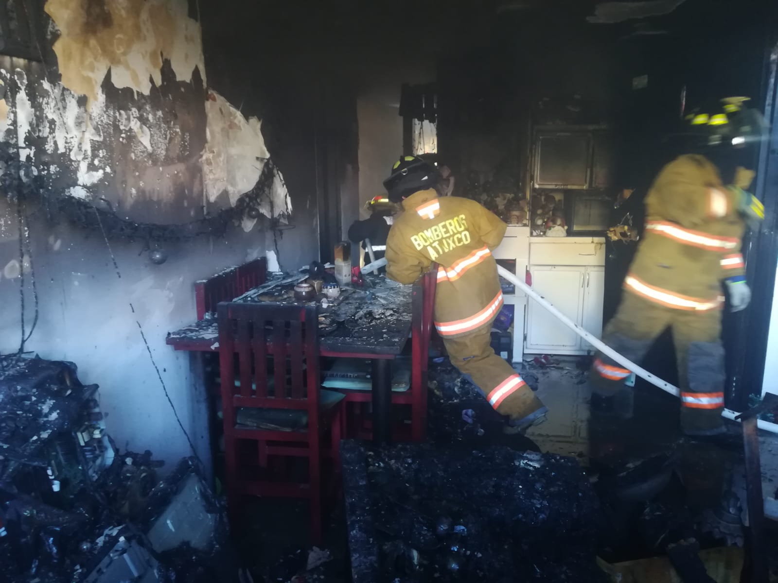 Por: Cortesía Bomberos de Atlixco evitan tragedia al sofocar incendio