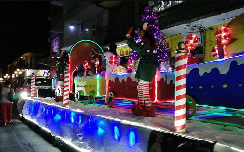 Por: Cortesía Puebla, Pue.- Este 2021 no habrá desfiles y posadas con motivo de la navidad en puntos importantes de la capital poblana, debido a la vigencia de la pandemia, así lo señaló el presidente municipal de Puebla, Eduardo Rivera. En entrevista indicó que a diferencia del año pasado donde sí se realizaron estas actividades durante la contingencia sanitaria, la actual administración decidió dar marcha atrás para priorizar la salud de los ciudadanos. “Actividades decembrinas como estábamos acostumbrados organizar en la anterior administración como desfiles y posadas en esta ocasión no se llevarán a cabo por temas también de la pandemia”, comentó. Por otra parte, dijo que lo que si habrá será el encendido del árbol navideño en el zócalo de la ciudad, el cual serpa el día de mañana miércoles en punto de las 18:30 horas no solo en el Centro Histórico, así como en las presidencias de las 17 juntas auxiliares. “Estaremos inaugurando este alumbrado no solo en el Centro Histórico, sino también en las juntas auxiliares porque tendrán un detalle de iluminación las cabeceras de las presidencias, por primera ocasión, mañana ya lo conocerán”, concluyó.