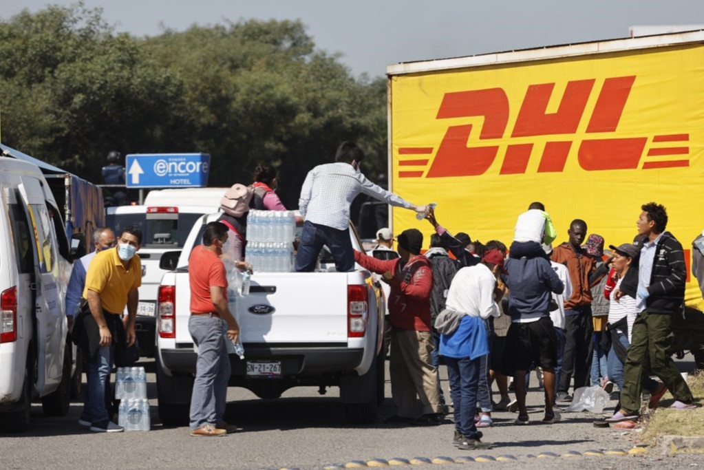 Por: Cortesía En busca de ayuda migrantes bloquearon parcialmente la autopista Puebla-Orizaba