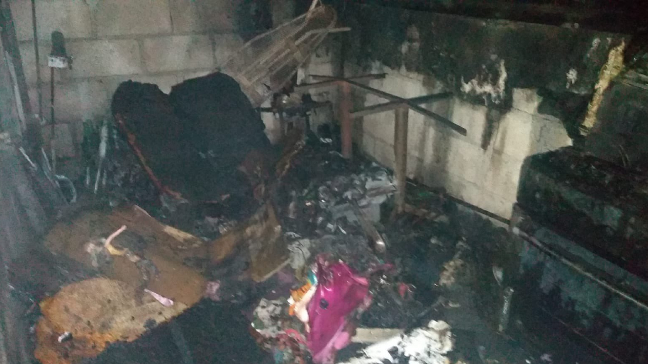 Por: Cortesía En Santiago Momoxpan un domicilio es consumido por un incendio