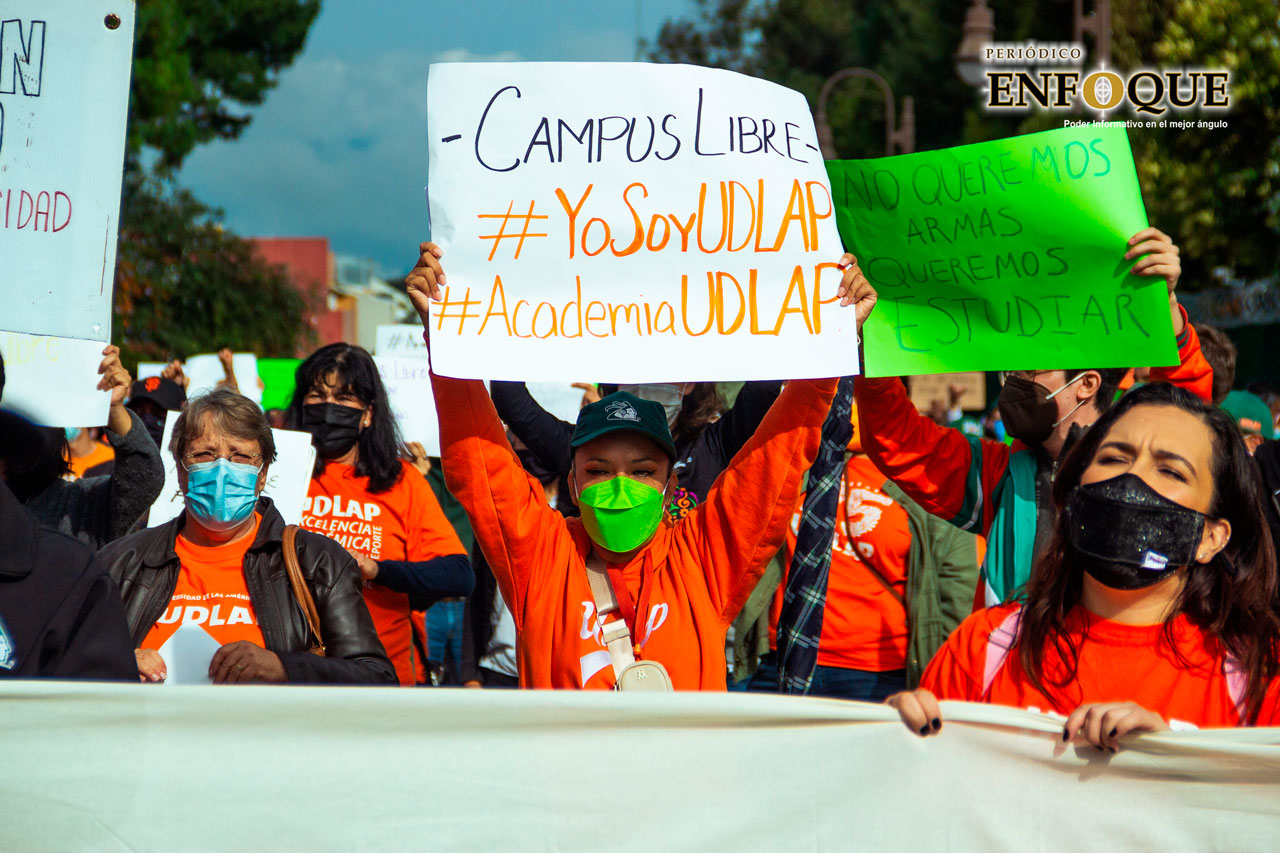 Por: Alex Muñoz Se manifiestan en Casa Aguayo estudiantes y docentes de la UDLAP, exigen les devuelvan el campus